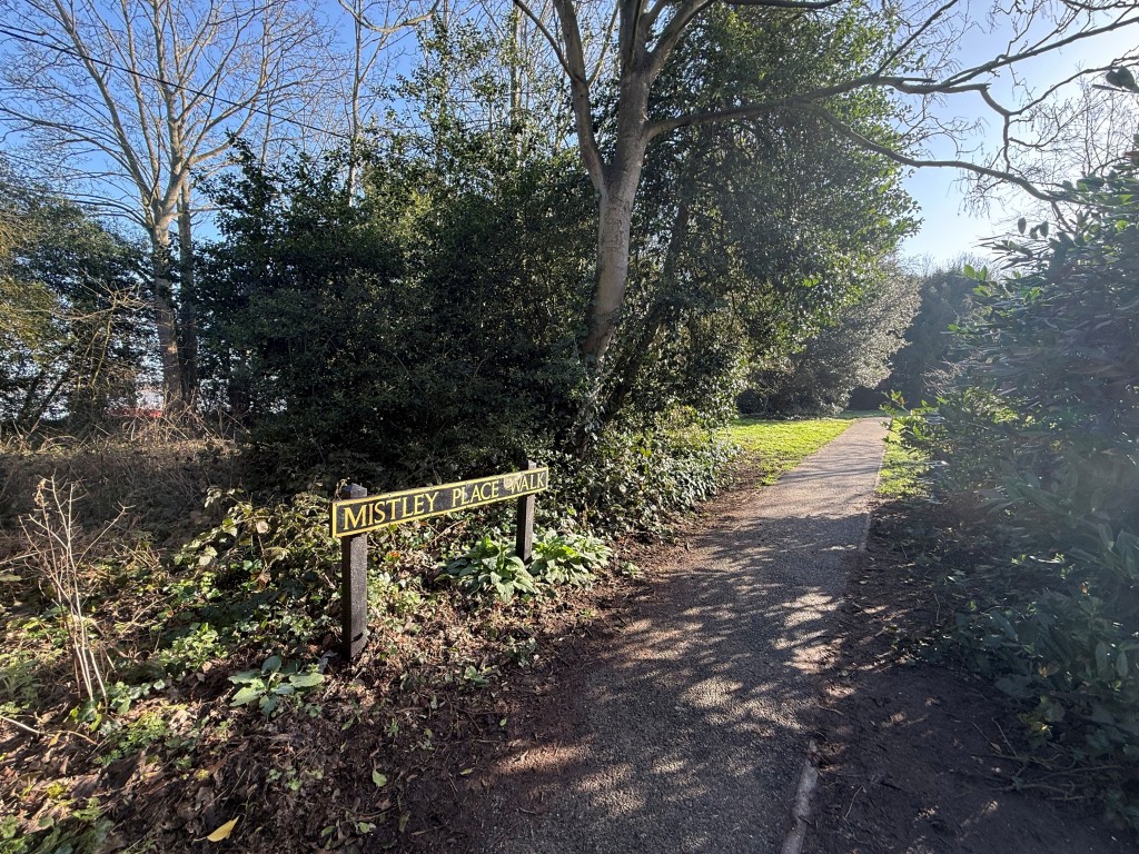 Lot: 112 - OVER HALF AN ACRE OF FREEHOLD PARCEL OF LAND - Footpath sign leading to land